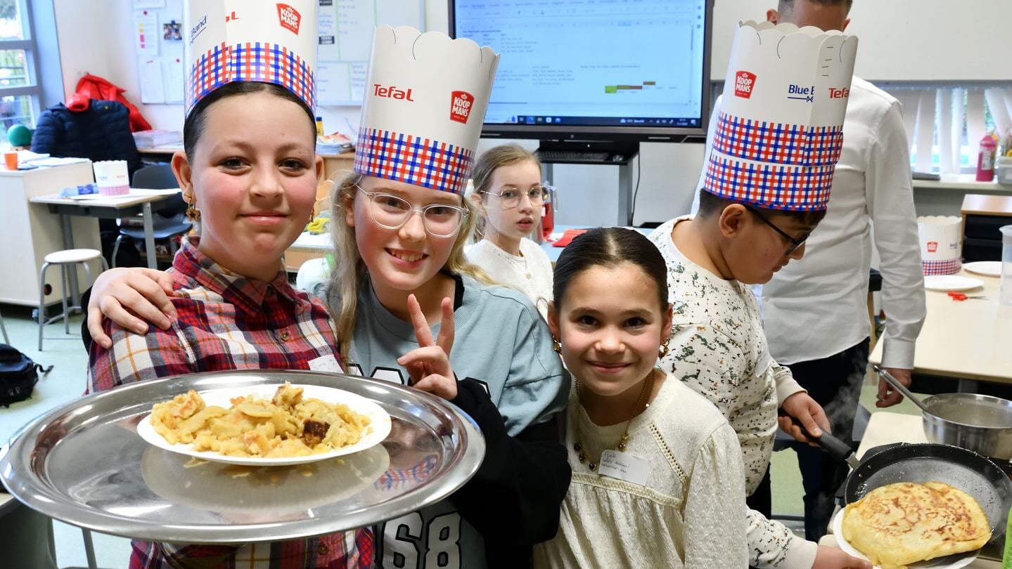 Basisschool de Harlekijn bakt pannenkoeken voor de Emiliusschool, buren en ouders