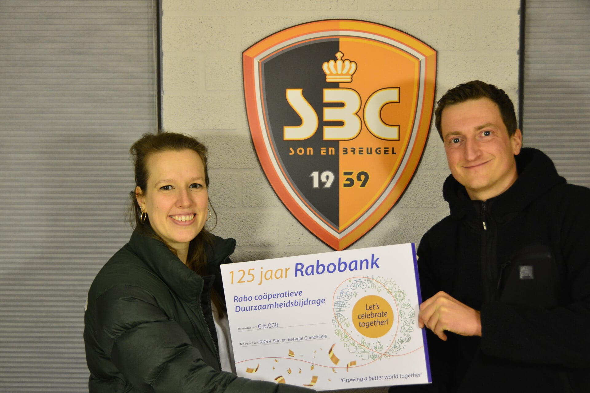 Renske Modderman (Rabobank) overhandigd de cheque aan Julius Buijs (SBC)