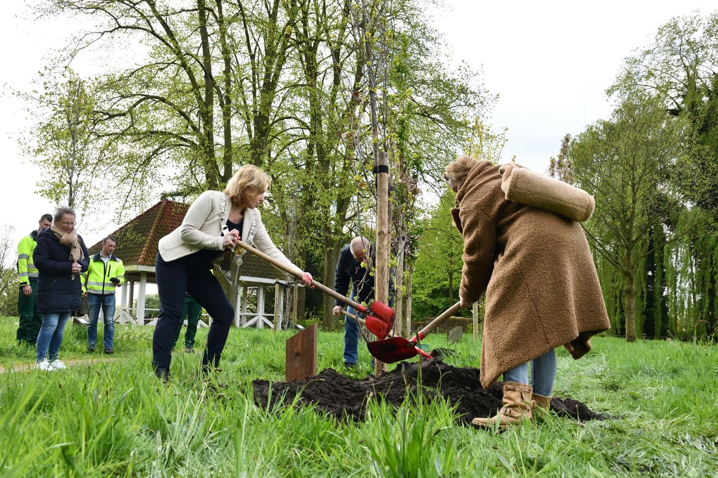 Frits, Bea, Joyce en burgemeester Suzanne Otters-Bruijnen planten een zomer eik voor Jacomijntjes 100e verjaardag