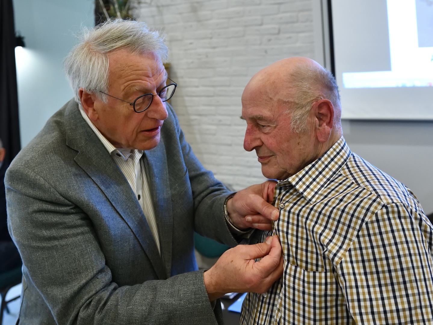 Wim Fijten feliciteert Jan Koks met zijn oorkonde