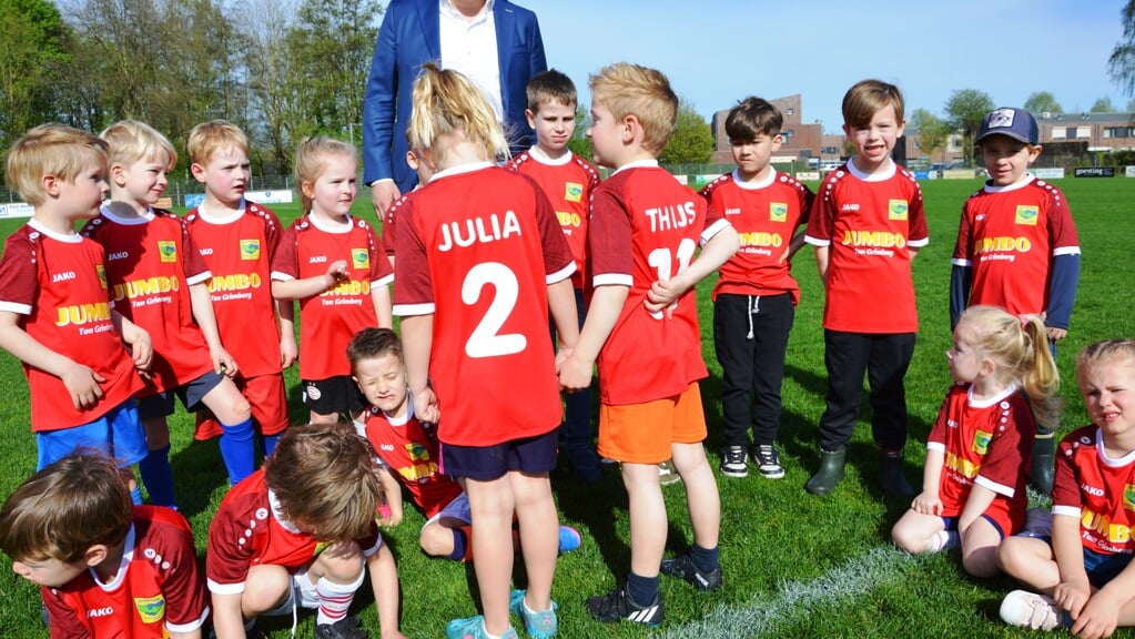 Jumbo-Ton-Grimberg-schenkt-voetbalshirts-aan-Juventud-Sport-en-Spel-en-JO7
