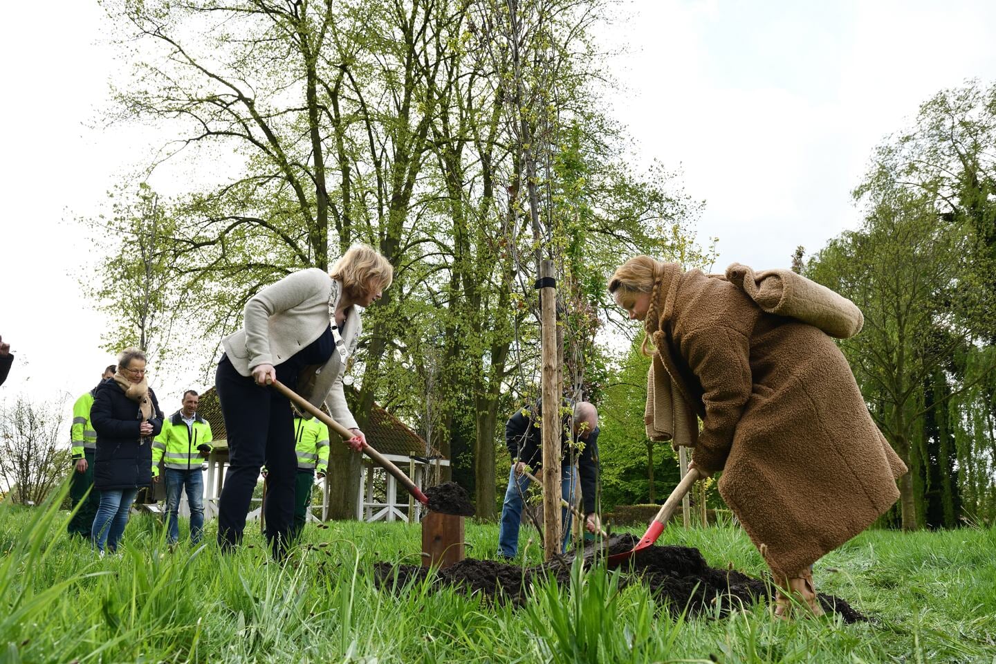 Frits, Bea, Joyce en burgemeester Suzanne Otters-Bruijnen planten een zomereik voor Jacomijntjes 100e verjaardag
