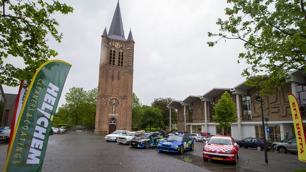 Een bonte verzameling rallyauto’s stonden opgesteld op het Kerkplein waar vrijdag de start plaatsvindt.