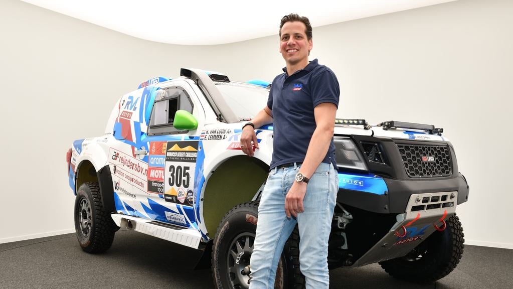 Ronald van Loon voor de Dakar Desert auto