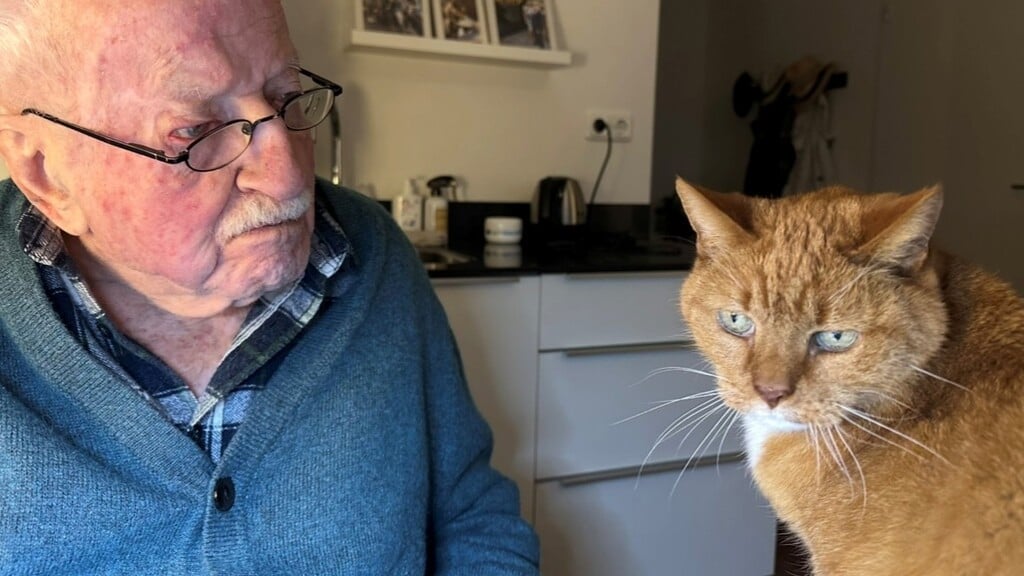 Henk Kole met zijn trouwe viervoeter poes mevrouw Jansen