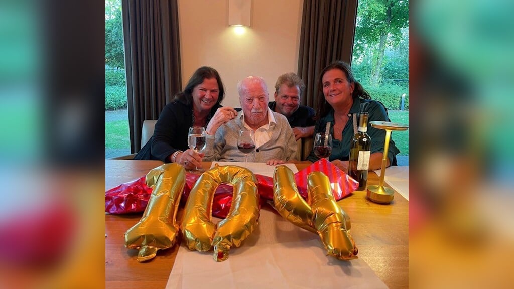 Henk Kole met achter hem (vlnr) zijn kinderen Yolanda, Jurgen en Yvette