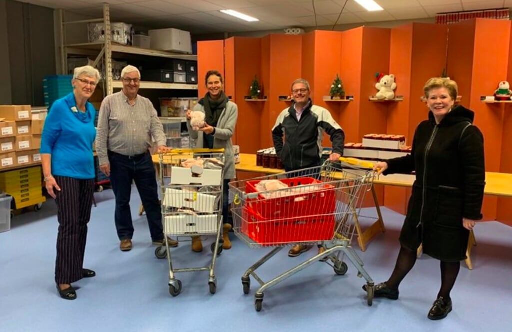 Een vertegenwoordiging van de leden van Rotaryclub Boxtel - Oirschot - Haaren overhandigt 100 rollades en braadkippen aan Frans en Mia van Rosendaal en Jan van Loenhout van de Voedselbank Best e.o.