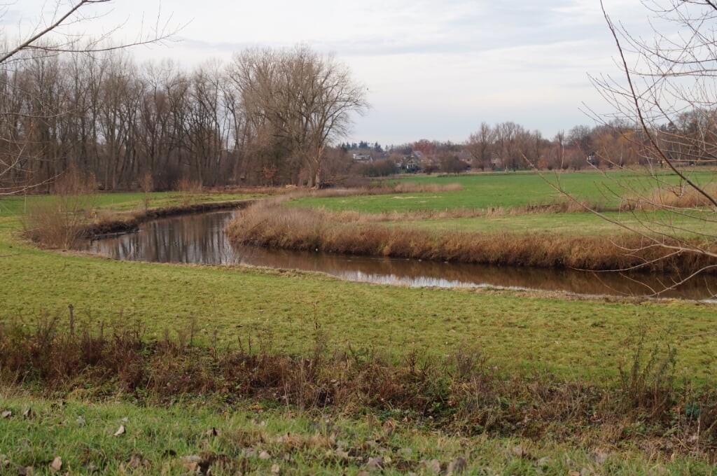 Het Brabants Vennenpad bij kanaaldijk Noord, waar de Dommel onder het kanaal door gaat, met zicht op de Dommel
