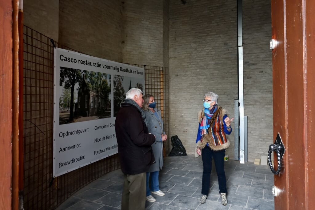Helga Helders (m) en Marianne van der Putte (r) bekijken samen met Piet Bakermans de mogelijkheden voor het stiltecentrum in de kerktoren 