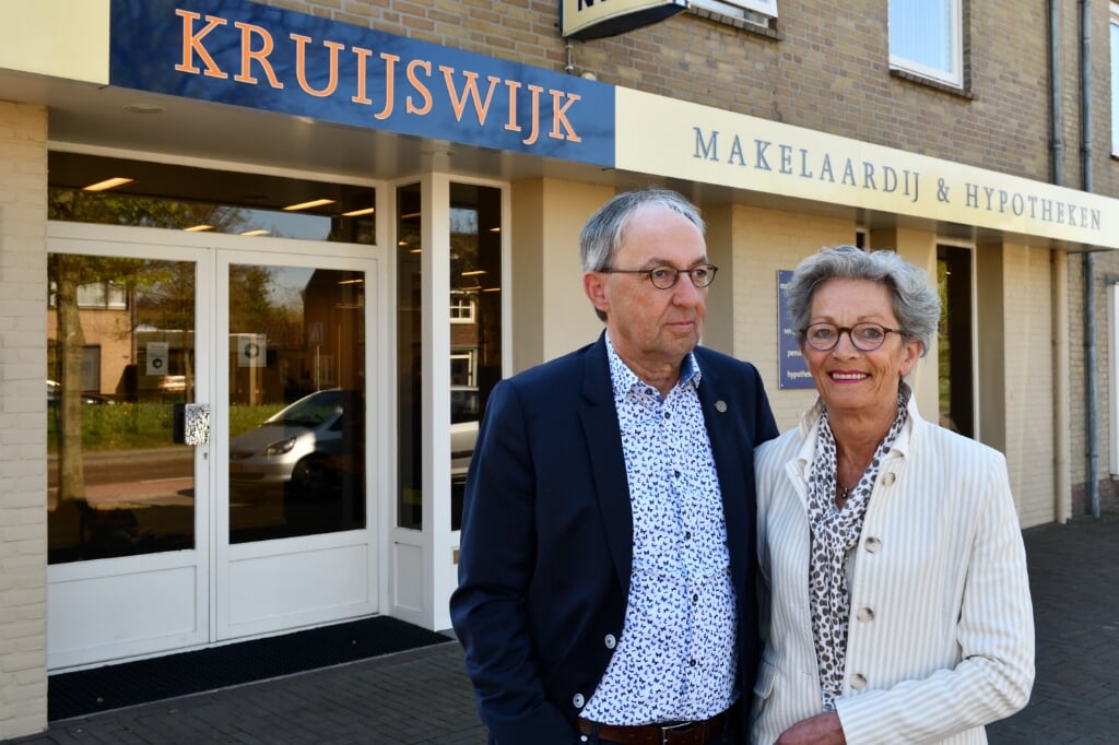 Ron en Marij Kruijswijk voor hun pand aan de Nieuwstraat