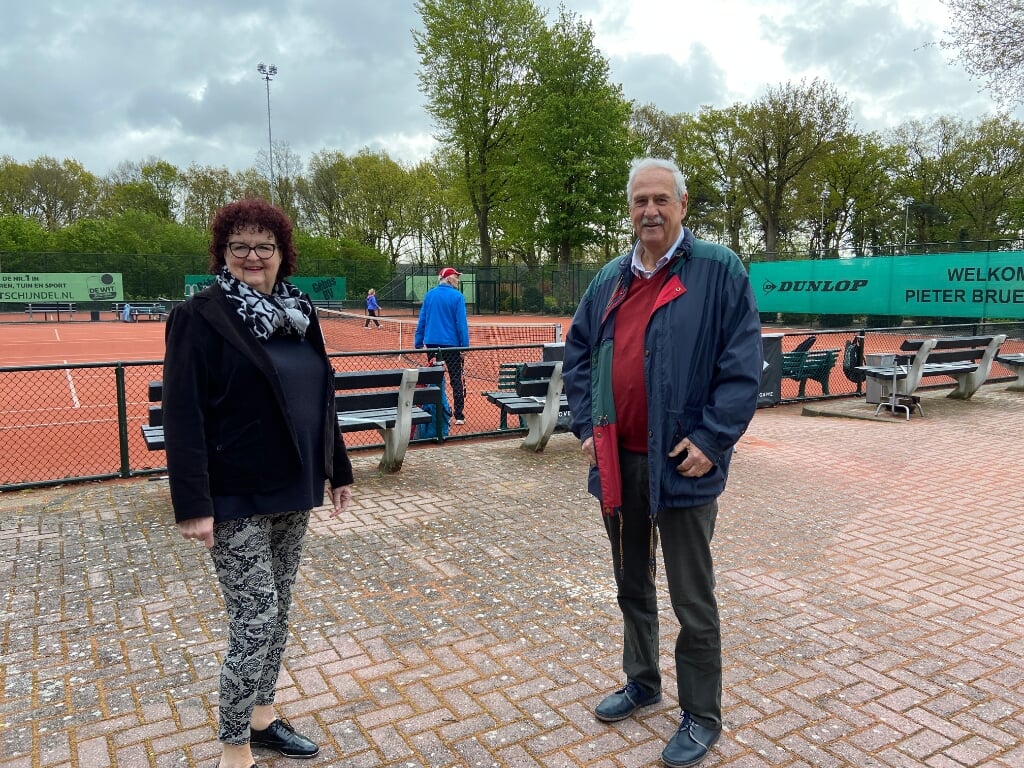 Anneke (l) en Paul (r) bij tennisvereniging Pieter Brueghel