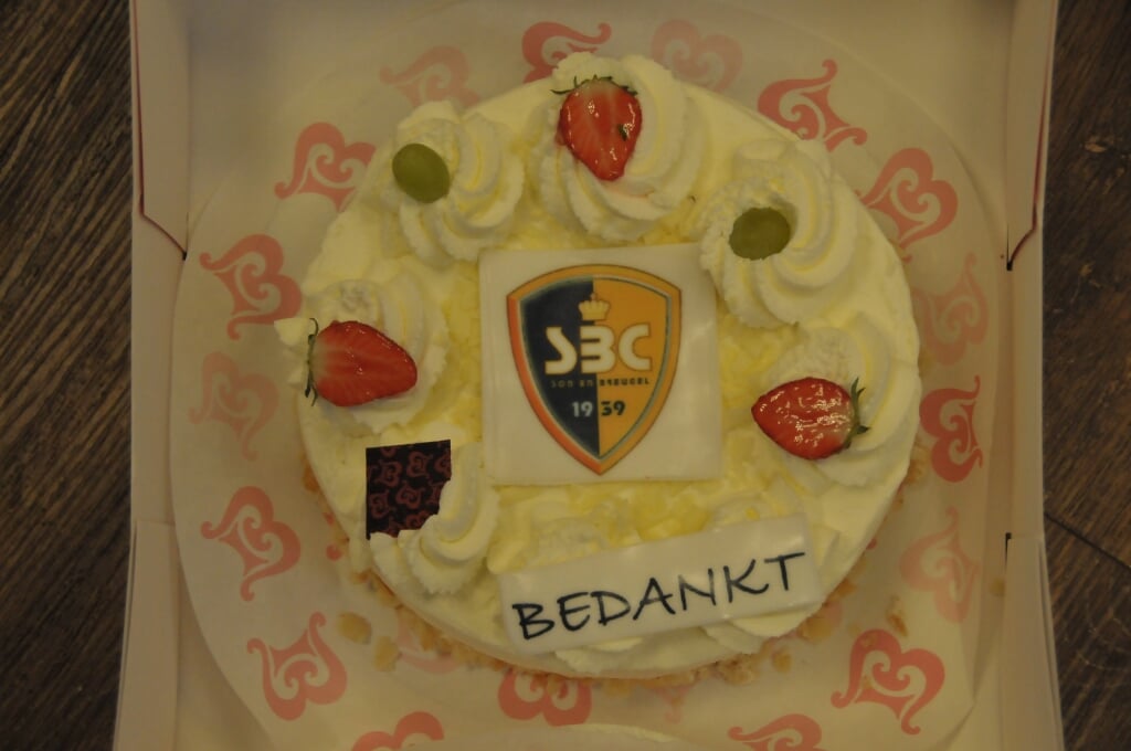 Wim van der Heijden brengt de taarten naar de sponsors van SBC