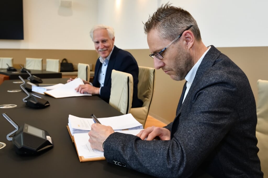 Wethouder Jan Boersma (links) en Geert Schenkels zetten hun handtekening onder het uitvoeringsplan