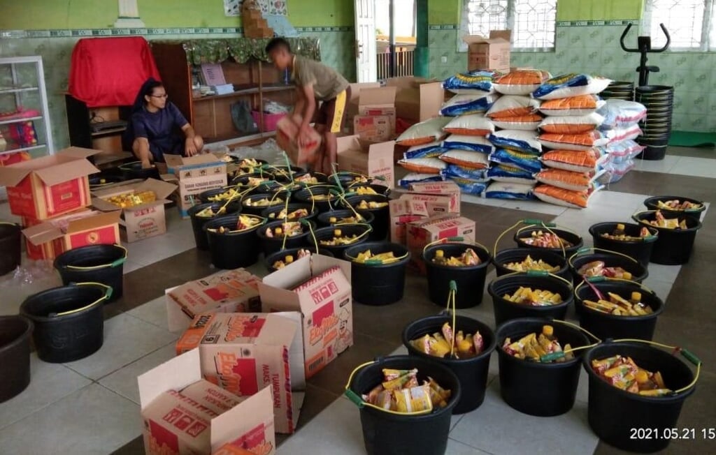hulpgoederen die door de zusters van rehabilitatiecentrum Hidup Baru bezorgd worden bij slachtoffers van de overstromingen op West-Timor