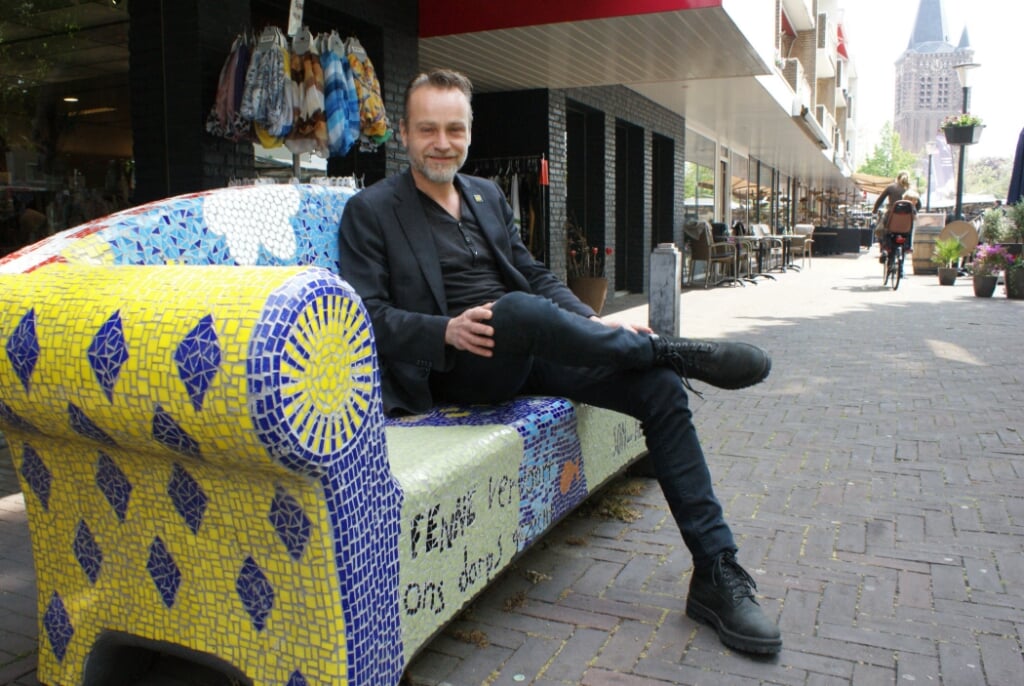 Paul van Liempd poseert op een social sofa op het Raadhuisplein