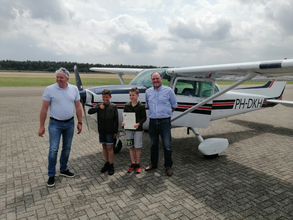 V.l.n.r.: de piloot, Luciano, Duuk en sponsor van de vlucht Rob Peeters