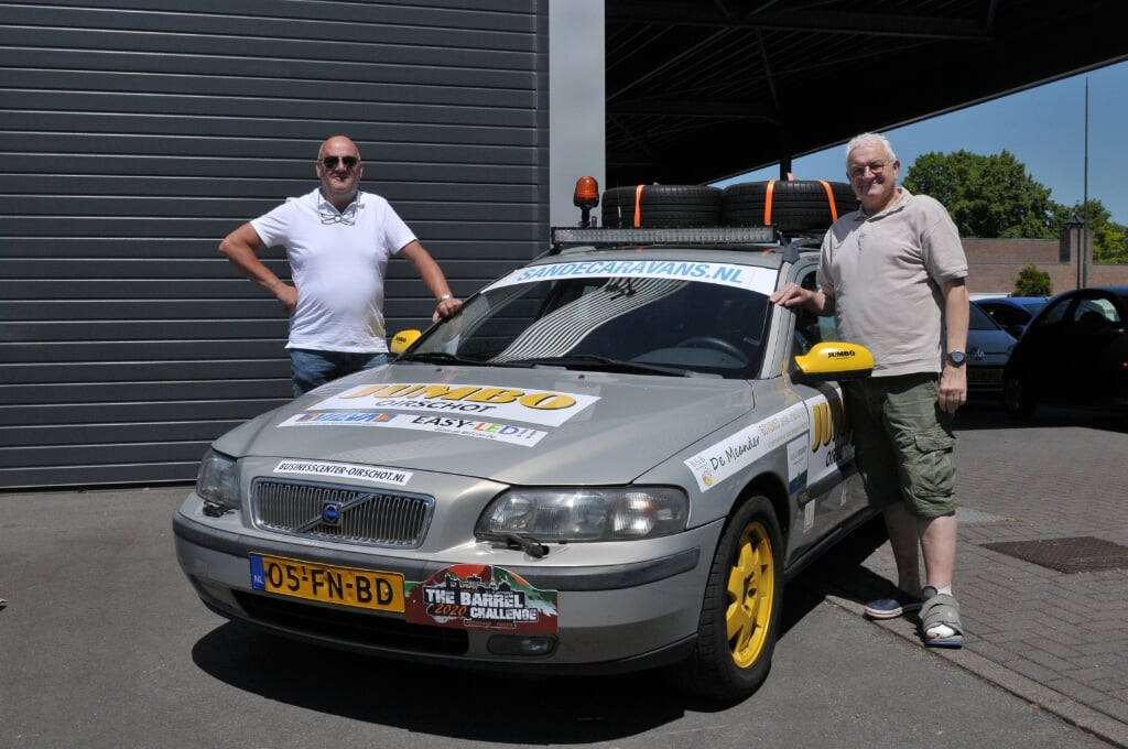 Richard Meurs (l) en Paul Verweij (r) bij hun Volvo