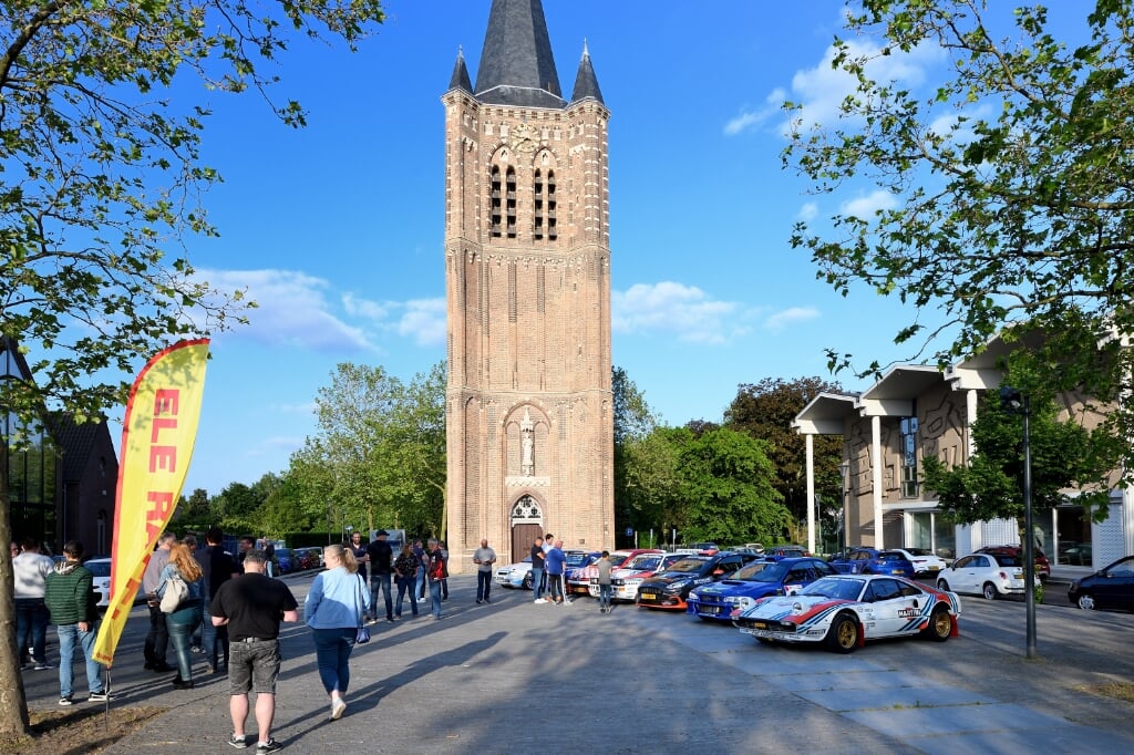 Een aantal Rally auto's tijdens de perspresentatie op het Kerkplein in Son en Breugel