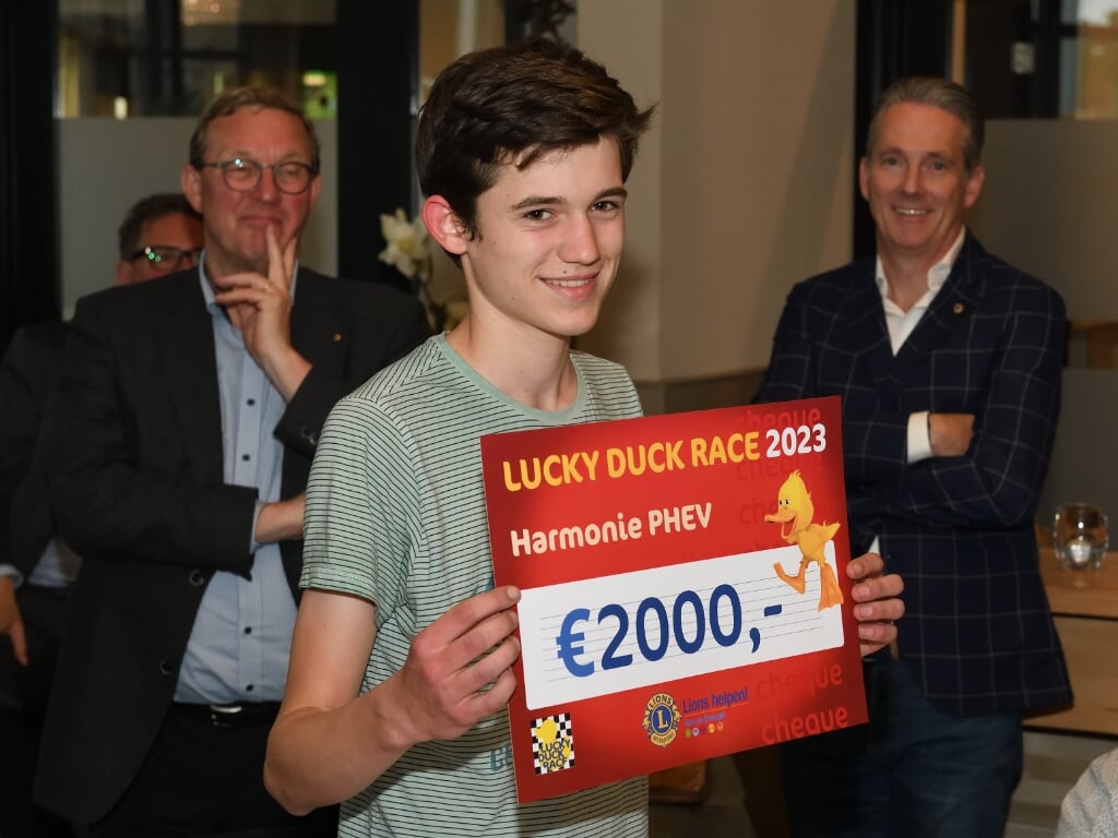 Matt Philips, trompettist bij de Harmonie PHEV, kreeg maar liefst een cheque van 2000 euro overhandigd