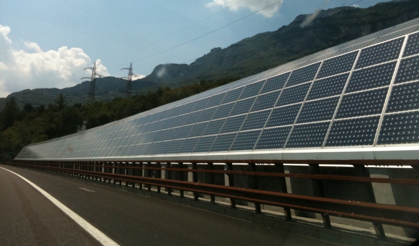 Een geluidswal met zonnepanelen langs de snelweg bij Maastricht.
