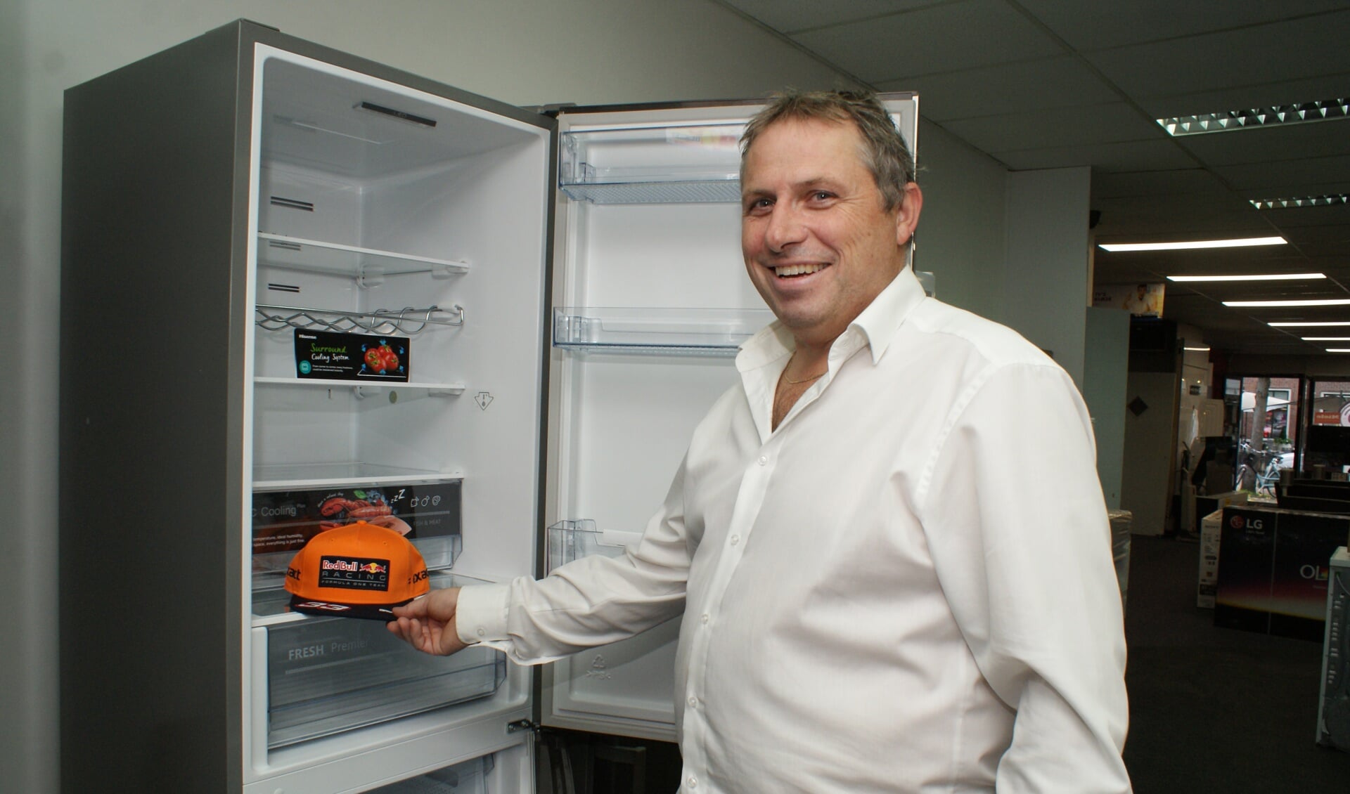 Gerard de Ru met de prachtige maar vooral praktische koelkasten van Hisense. Vanaf deze week te zien bij De Ru. Foto: VSK