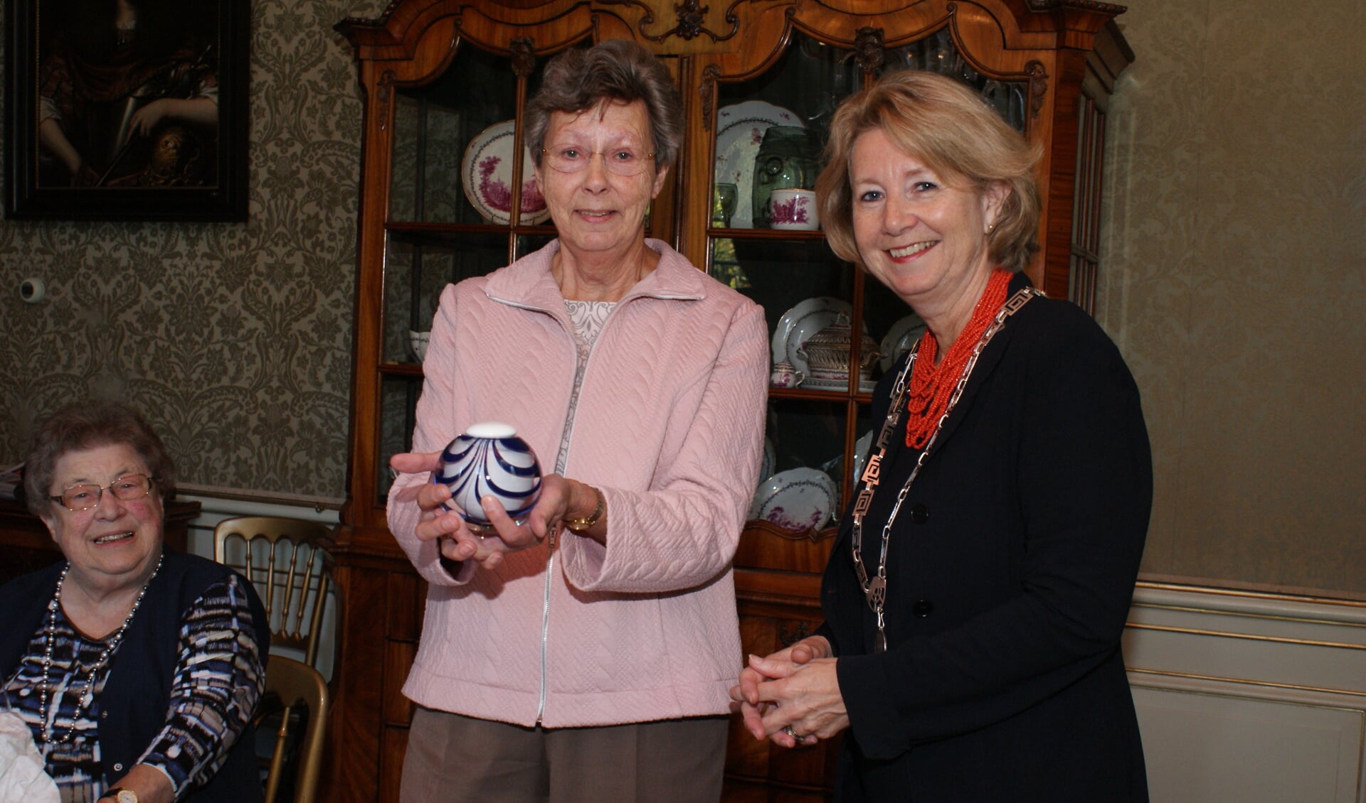 Marga Bunnink heeft de Parel van Voorschoten ontvangen voor haar verdiensten voor de Cirkelbus. Foto: Voorschotense Krant