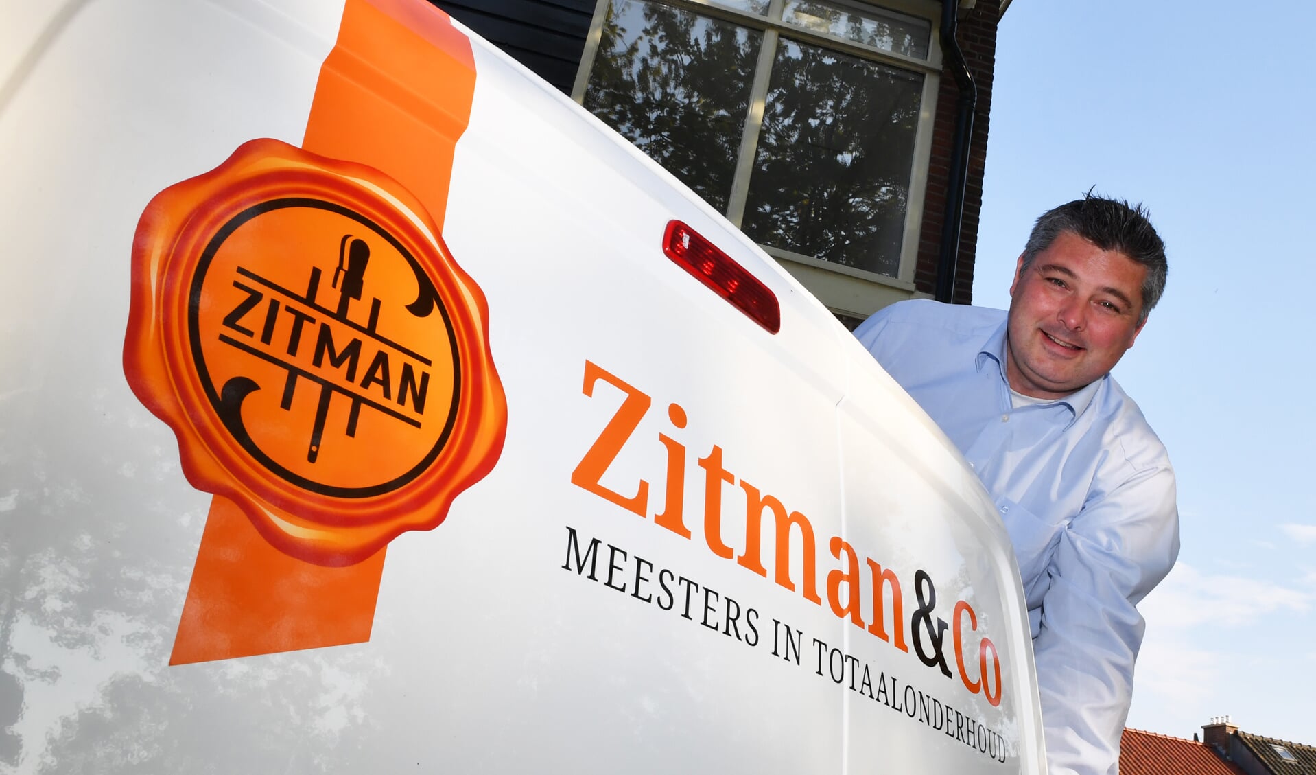 Wilbur Zitman slaat nieuwe wegen in. Niet alleen het logo is vernieuwd, aan het oranje Zitmanwagenpark is nu ook een witte auto toegevoegd. Foto: René Zoetemelk