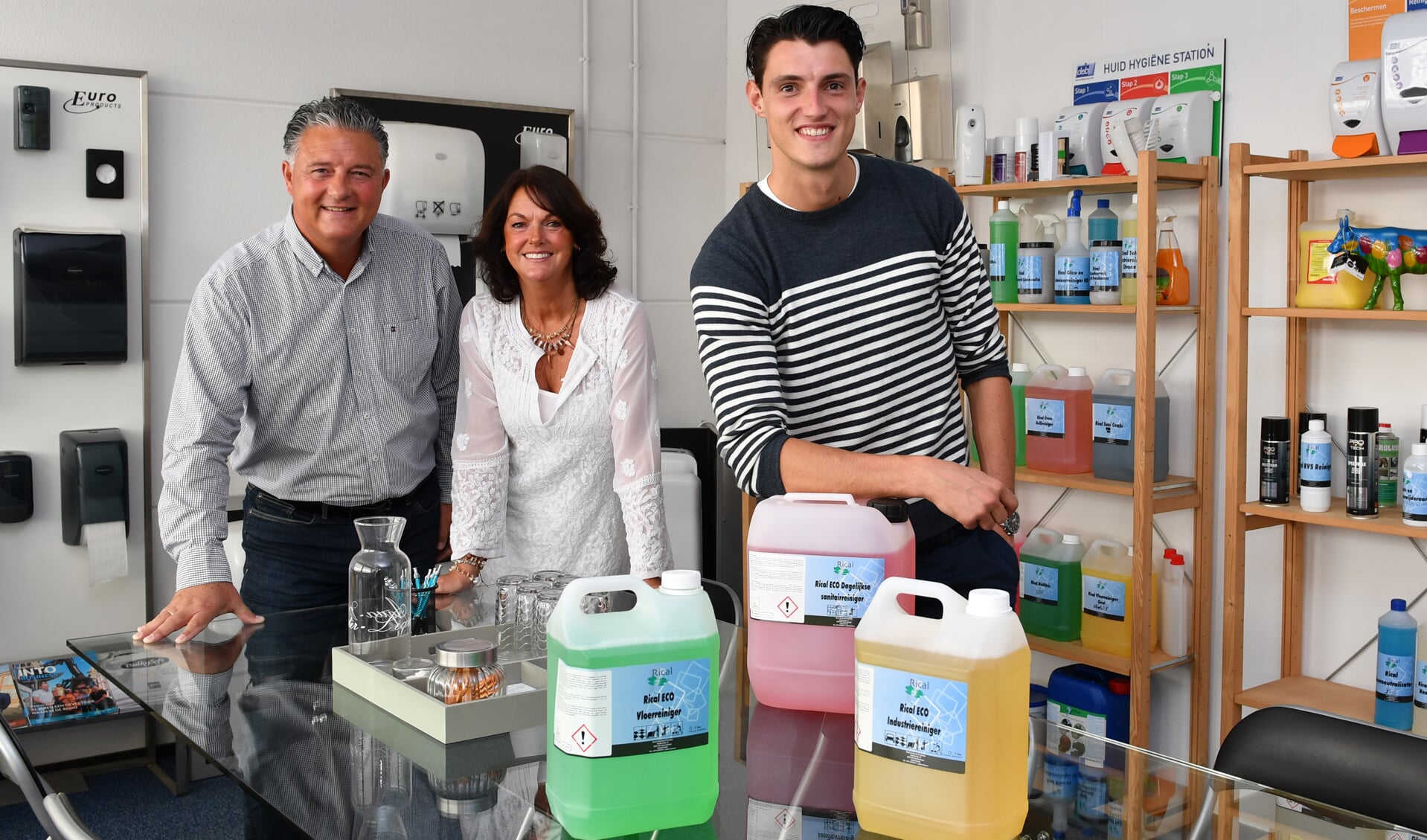 Familiebedrijf Rical Cleaning Products is uitgebreid met zoon Romano van der Hooft. Foto: René Zoetemelk