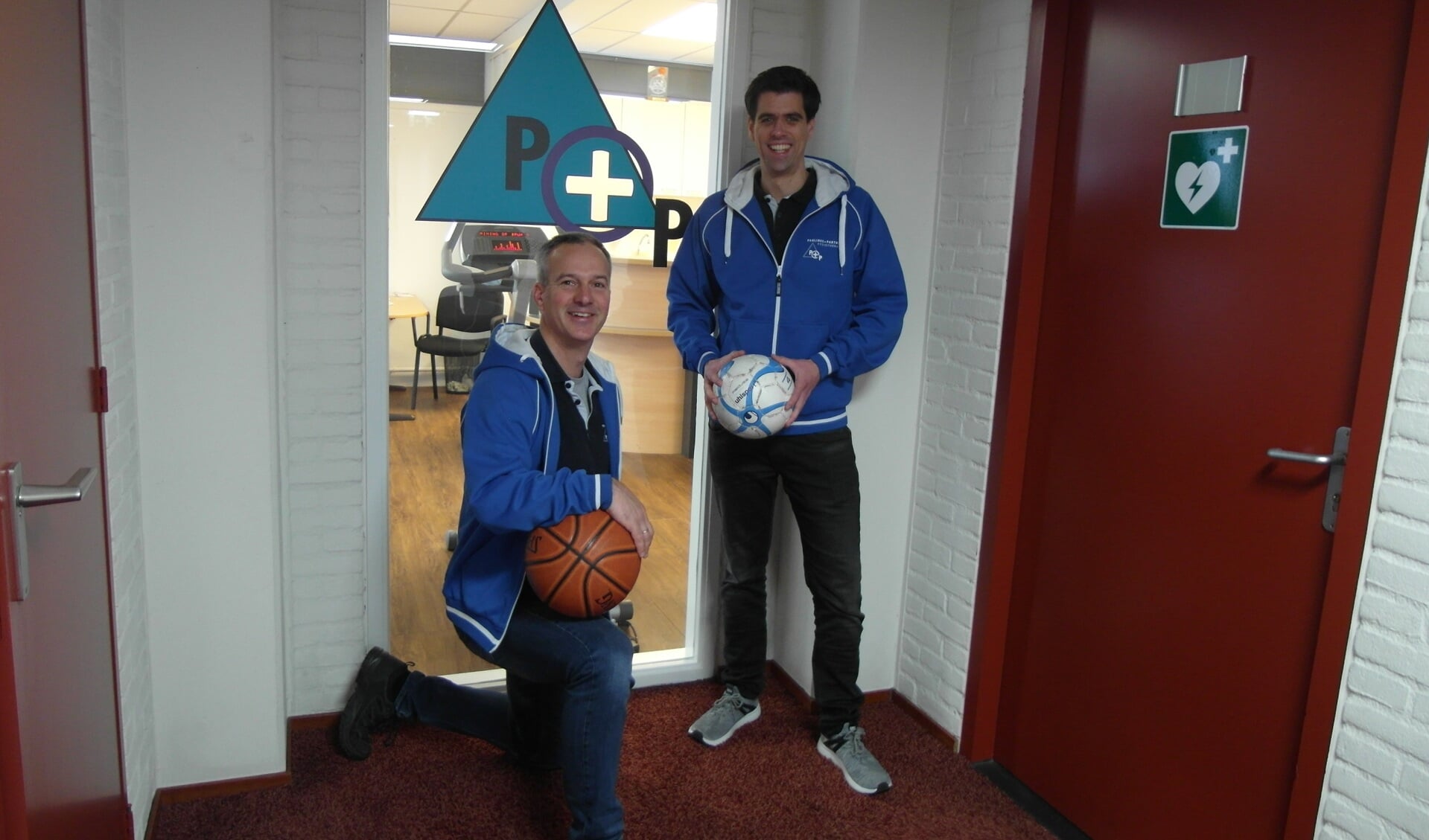 De fysiotherapeuten Martijn Anker en Erik van der Pot zijn geregeld op de sportvelden te vinden. Foto: Vsk