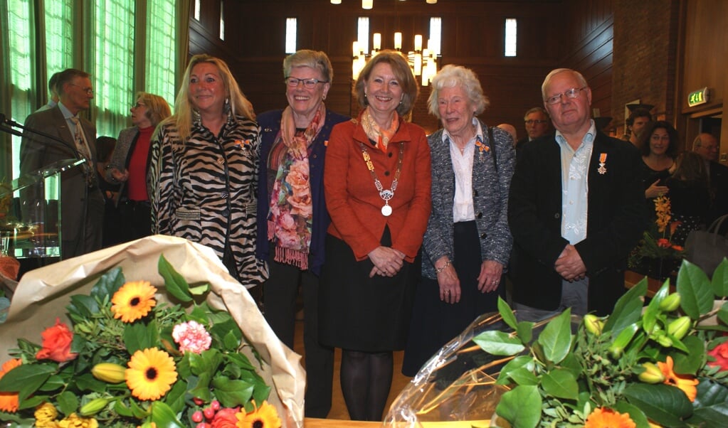 vlnr: mevrouw Miltenburg, mevrouw Warmerdam, burgemeester Bouvy-koene, mevrouw Oudhof en de heer De Bruin