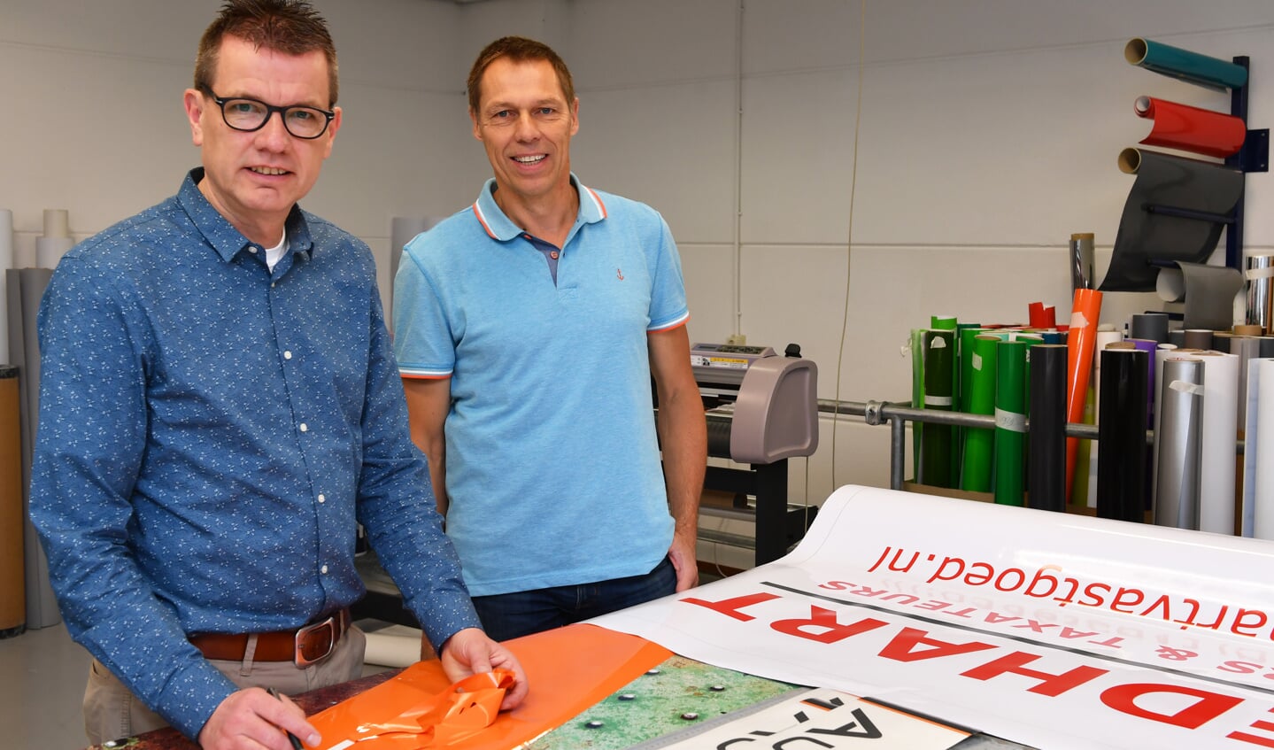 Wim Kersbergen en Peter van Eeden en de printers van RoyalPrint. Foto: René Zoetemelk