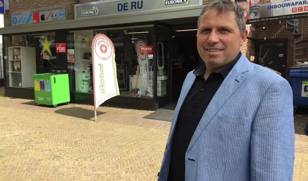 Gerard de Ru van de gelijknamige winkel aan de Voorstraat, neemt service en garantie van AVB Leiden over. Foto: VSK