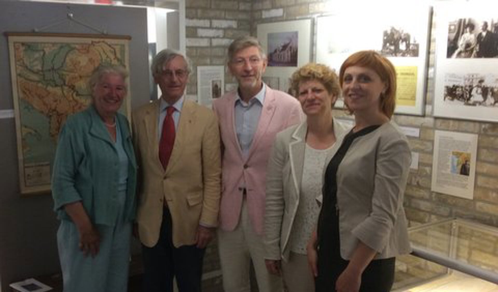 Vlnr: mevrouw Berendsen, de heer Popko Noordhoff, wethouder Hans Rasch, Arita Jol en Hare Excellentie Adia Sakiqi. Met dank aan Arita Jol