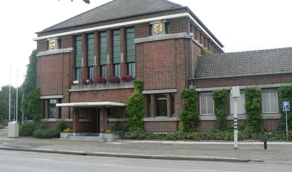 Het klantencontactcentrum en het college blijven gehuisvest op het gemeentehuis aan de Leideseweg. 