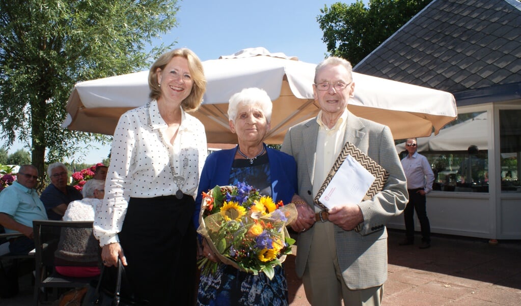 Op het zonovergoten terras van restaurant De Knip kwam burgemeester Bouvy-Koene feliciteren. Foto: Vsk