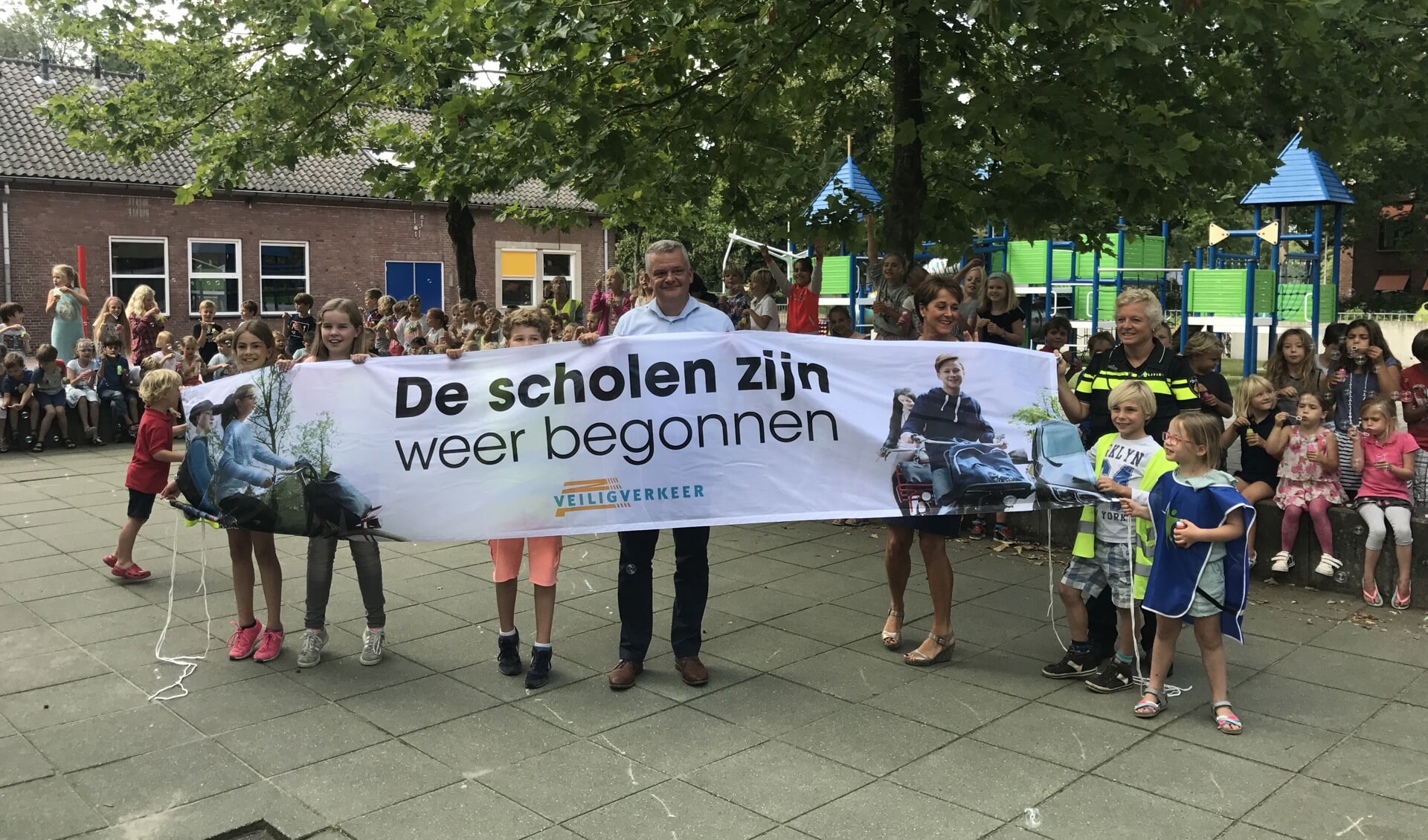 Wethouder Daan Binnendijk Verkeer vraagt samen met kinderen Nutsschool Voorschoten aandacht voor VVN campagne De scholen zijn weer begonnen