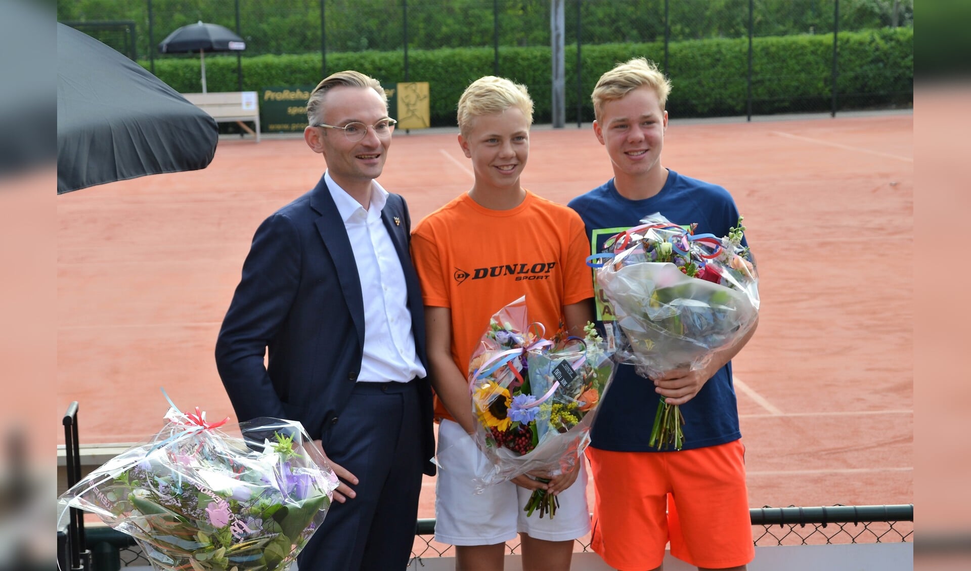 Wethouder Nanning Mol kwam Nederlands kampioenen Bastiaan en Lodewijk Weststrate feliciteren bij Tennisvereniging Forescate. Foto: pr 