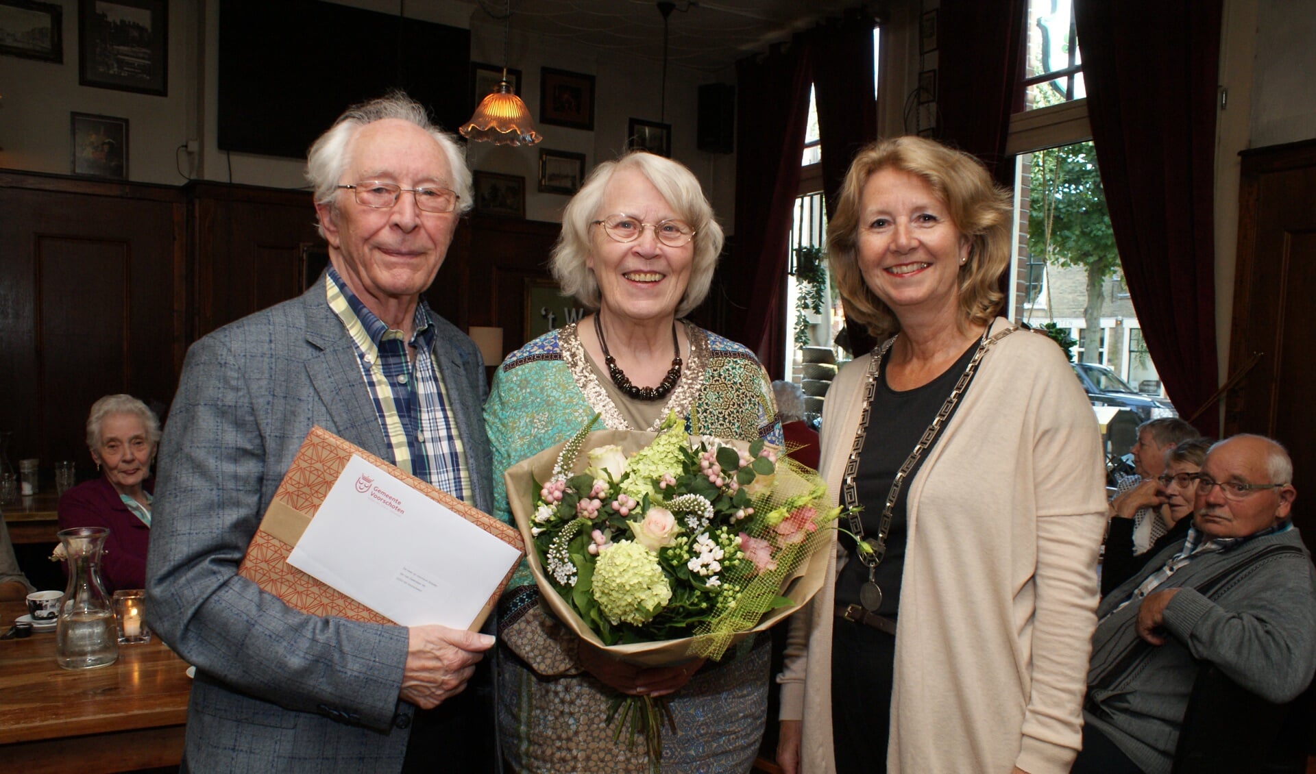 Felicitaties van burgemeester Bouvy-Koene voor het echtpaar Snieder dat hun 60-jarig huwelijk vierde. Foto: VSK