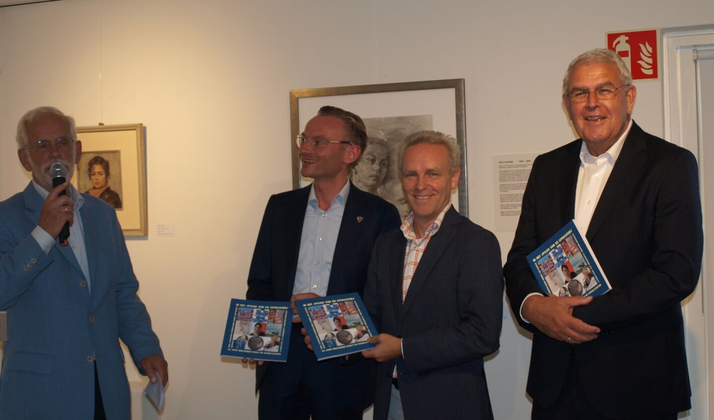 Uitreiking van het jubileum boek. vlnr Gert Both, Nanning Mol, Reinart van Staalduinen, René van der Smeede