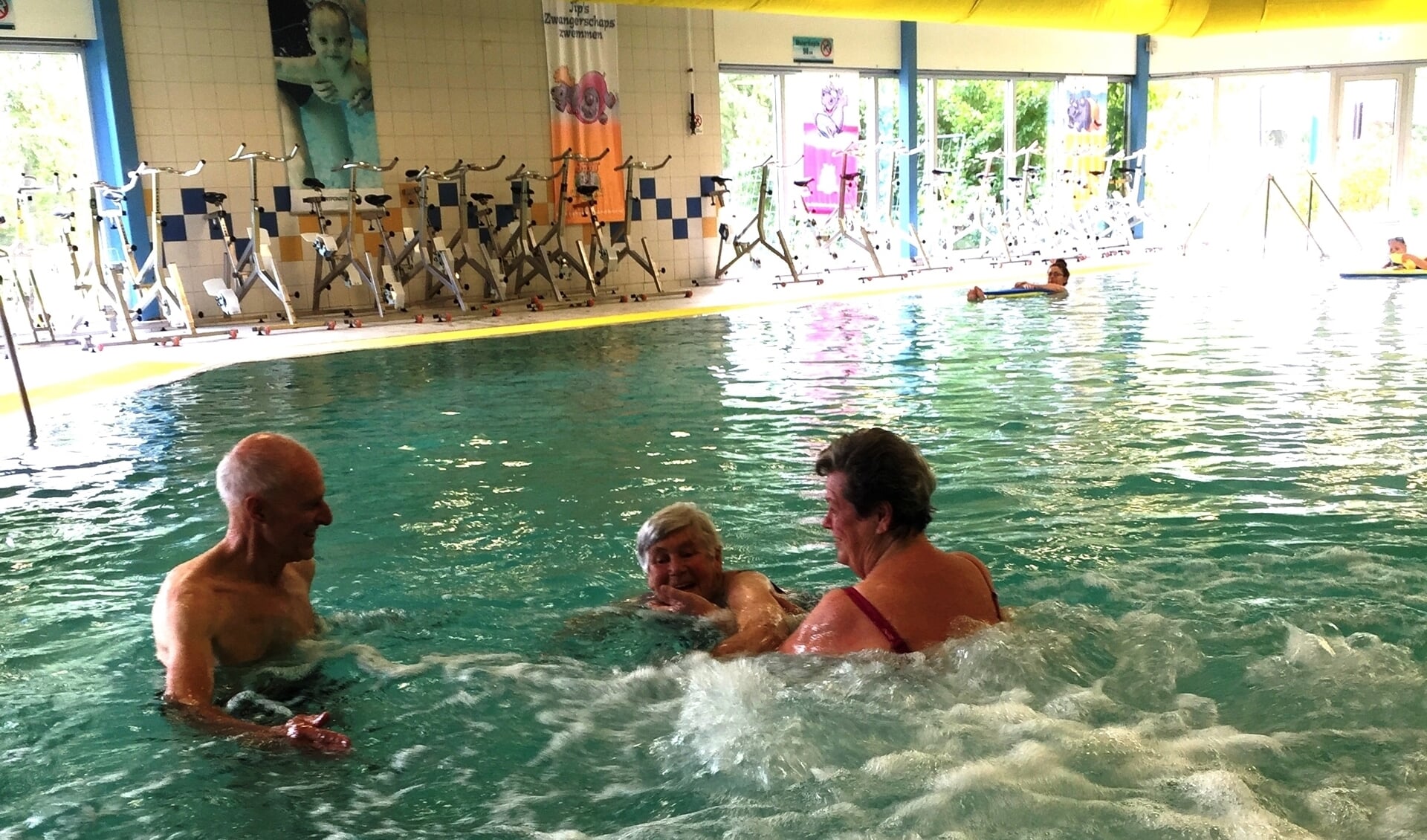 'Zwemjuf' Thea Zweers en medeorganisator Jaap Visser begeleiden mevrouw Alie de Graaff (91) in zwembad Het Wedde. Foto: mevrouw Smitsloo