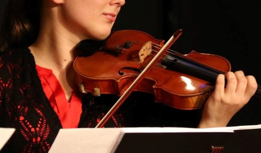 Violiste Anna Britala. Zij speelt samen met pianiste Sharon Niessen en cellist Camillo Cabassi in Woonzorgcentrum Adegeest. Foto: De Toonzetter