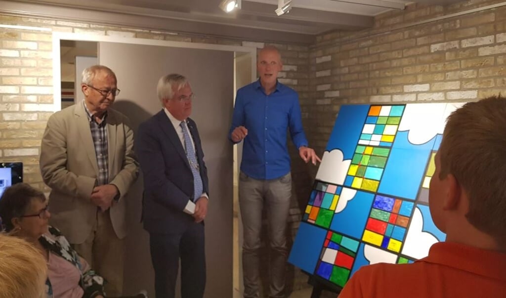 Loco-burgemeester Marcel Cramwinckel onthulde het kunstwerk door jong en oud samen maakte. Het is nog tot 14 oktober te bekijken in Museum Voorschoten. Foto: Sleutelstad.nl 