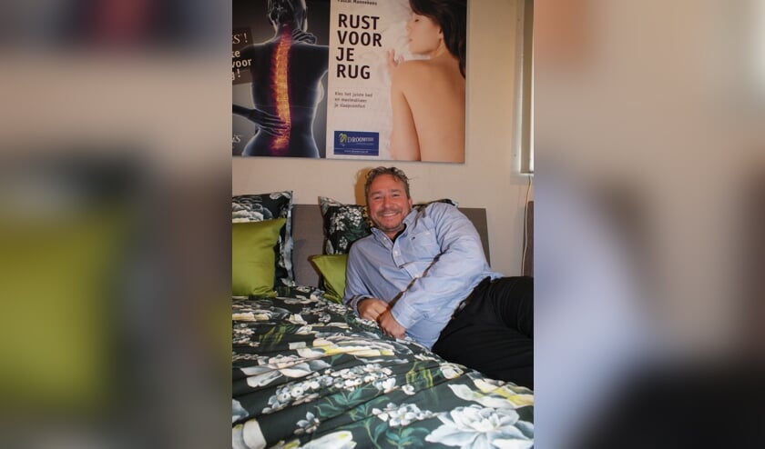 Wat is een goed bed? 'Dat is voor iedereen anders', zegt Jørgen Lammerding van Droomvisie. Klanten kunnen de bedden uitproberen in de winkel van de vijf sterren bedspecialist. Foto: VSK