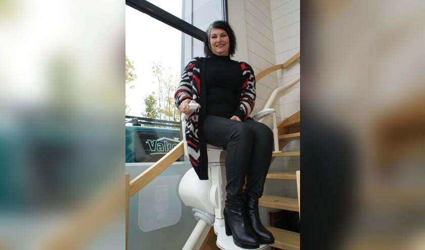 Een traplift uitproberen? 'Dat kan gewoon hier in de showroom', zegt Esther Bronmeijer van VAKON. Er zijn zelfs volledig ingerichte badkamers te zien. Foto: VSK