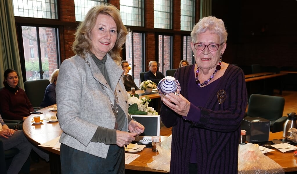 Op 3 december 2018 ontving Aeltsje Sierksma de Parel van Voorschoten uit handen van burgemeester Pauline Bouy-Koene Foto:vsk