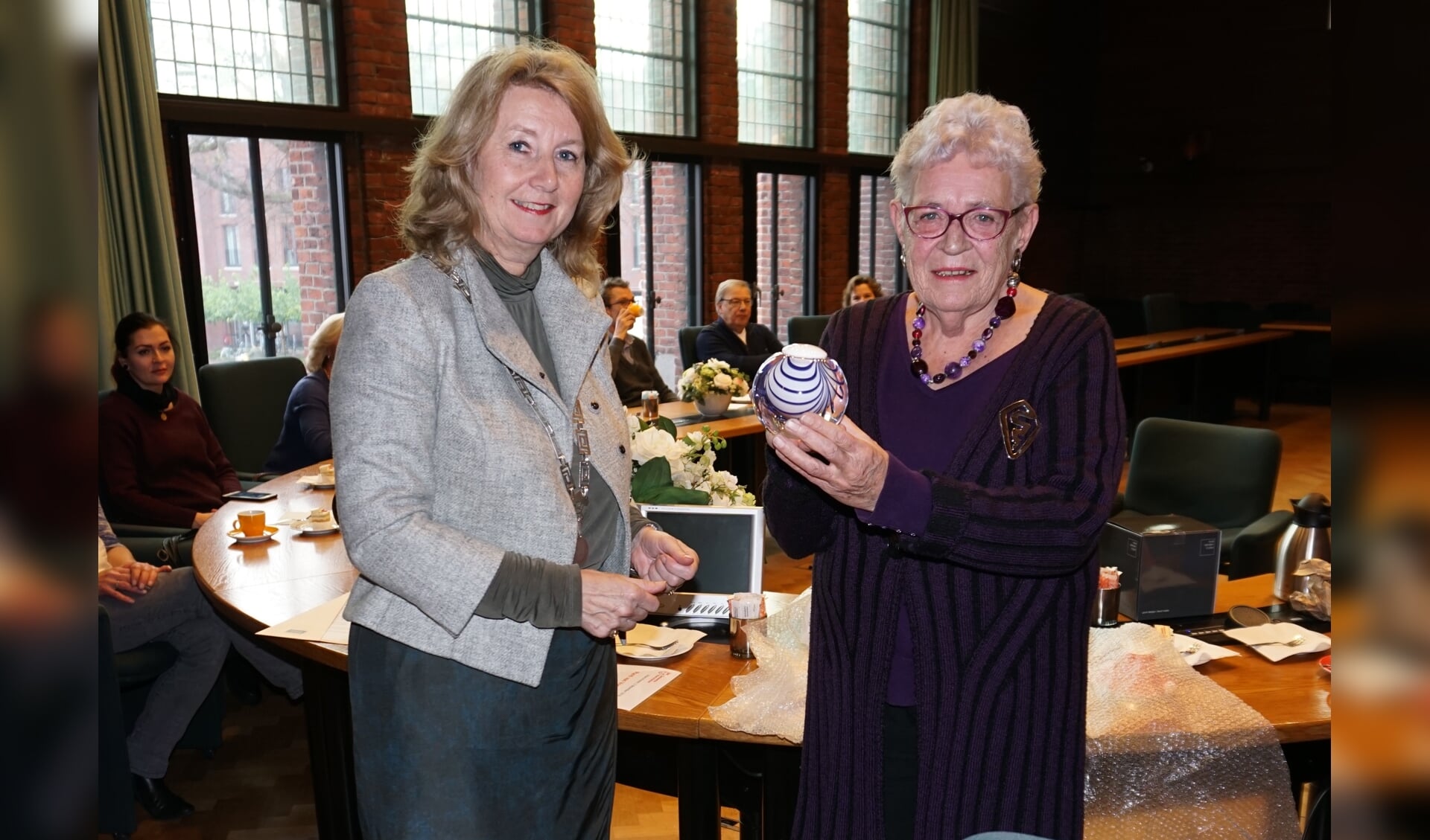 Op 3 december 2018 ontving Aeltsje Sierksma de Parel van Voorschoten uit handen van burgemeester Pauline Bouy-Koene Foto:vsk