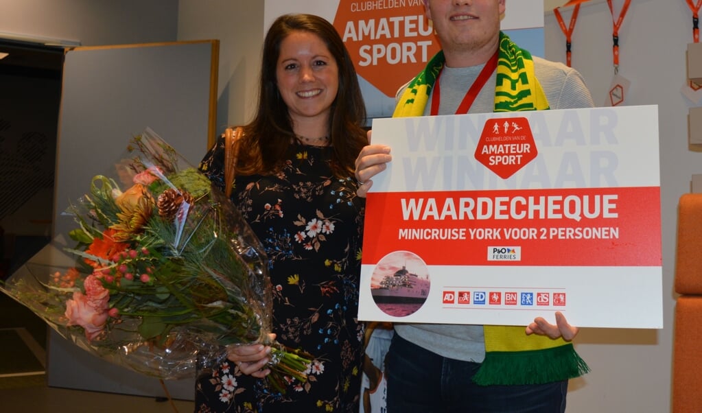 Clubheld Matthijs Ferguson greep naast de hoofdprijs. Hij en zijn vrouw Marieke kregen wel een troostprijs. Foto: dank aan Mathieu Hilgersom