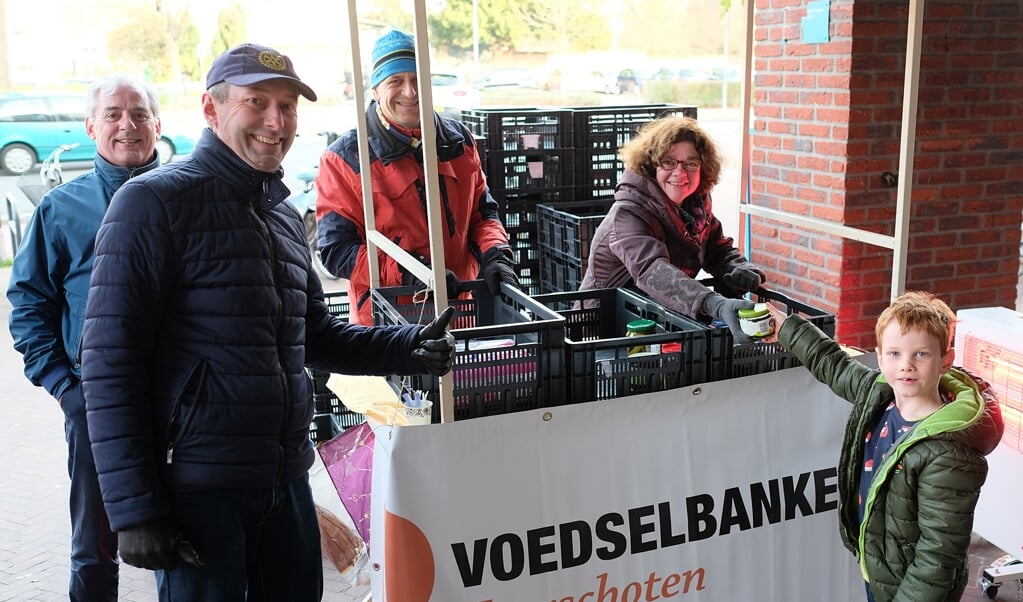 Klanten van Albert Heijn gaven gul voor de voedselbank. Een actie van de Rotary. Foto: Paul van Wezenberg