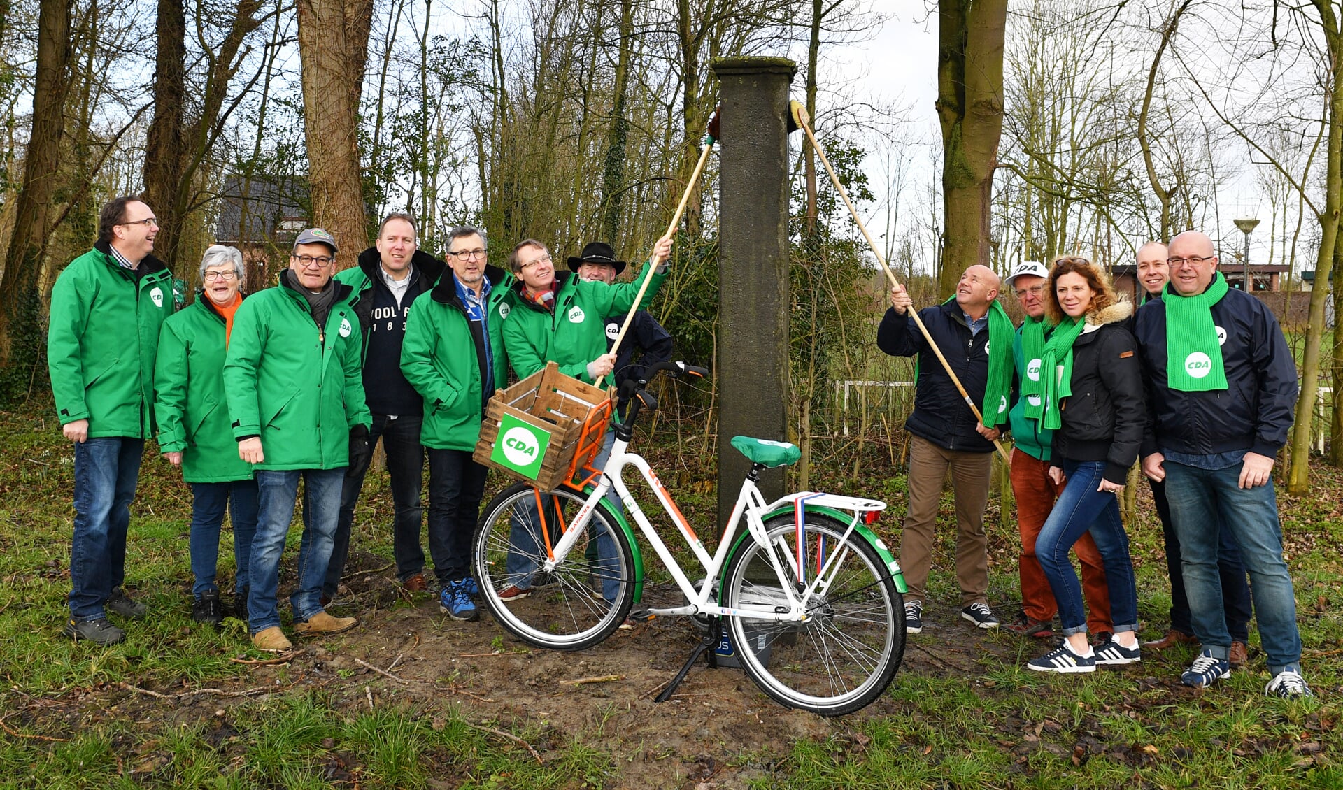 Onderschrift foto: “ Lijsttrekkers CDA Wassenaar en CDA Voorschoten maken historische grenspaal Wassenaar en Voorschoten schoon” Fotograaf: Wilma Zoetemelk