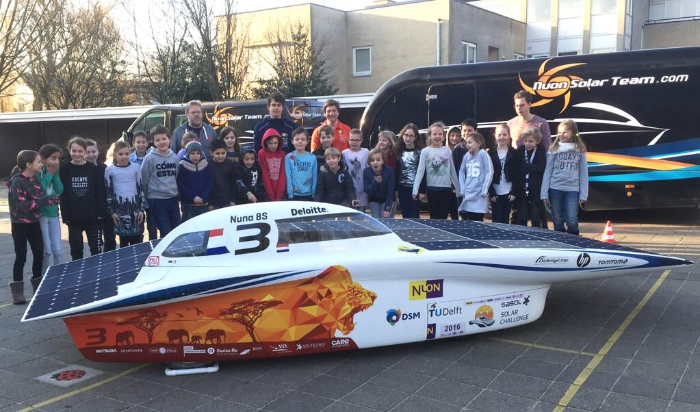 Groep 6 van de Fortgensschool, keek de ogen uit naar deze bijzondere auto. Oud-leerling Jelmer van der Hoeven (staand achter) kwam les geven over de Solar Challenge. Foto: VSK